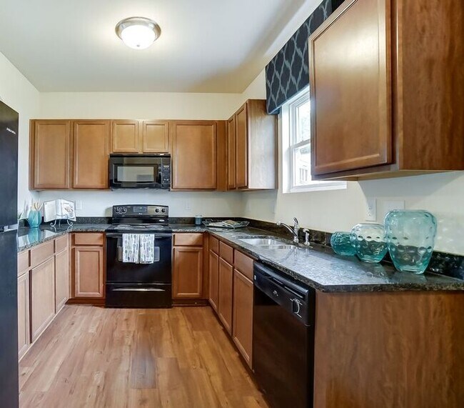 Building Photo - Beautiful 3 Bedroom 2.5 Bath Townhome in G...