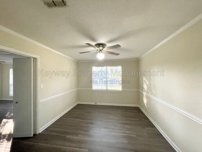 Building Photo - 642 Clinton Way W