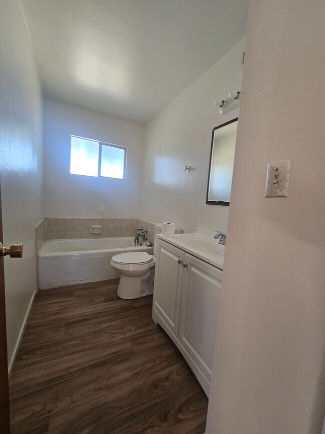 Building Photo - 3 Bedroom 2 Bathroom Home for Rent in Hanford