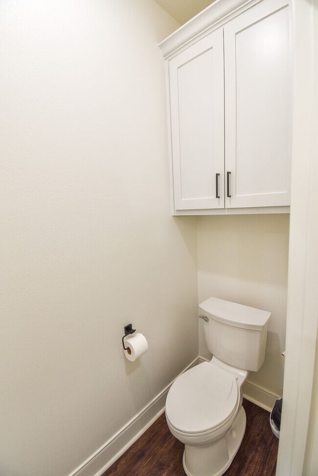 Building Photo - AVAILABLE NOW! Stunning 4 Bedroom 2 Bath i...