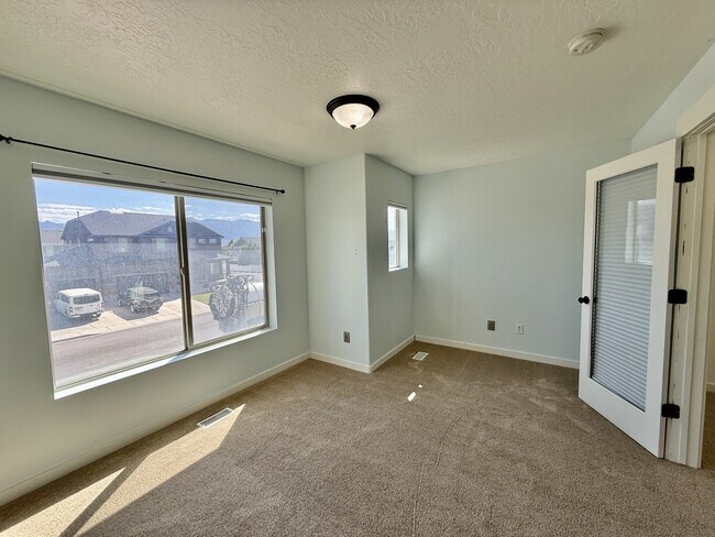 Building Photo - 722 S Willow Park Dr