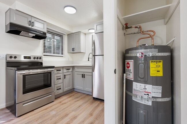 Building Photo - Renovated 2BR in Milwaukie