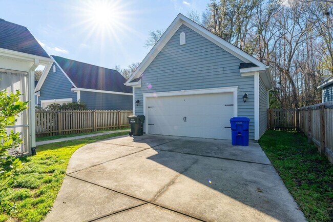 Building Photo - 3 Bedroom 2.5 Bath House in Boltons Landin...