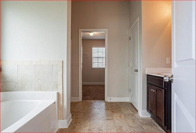 Building Photo - 2508 Fallenleaf Ct NE