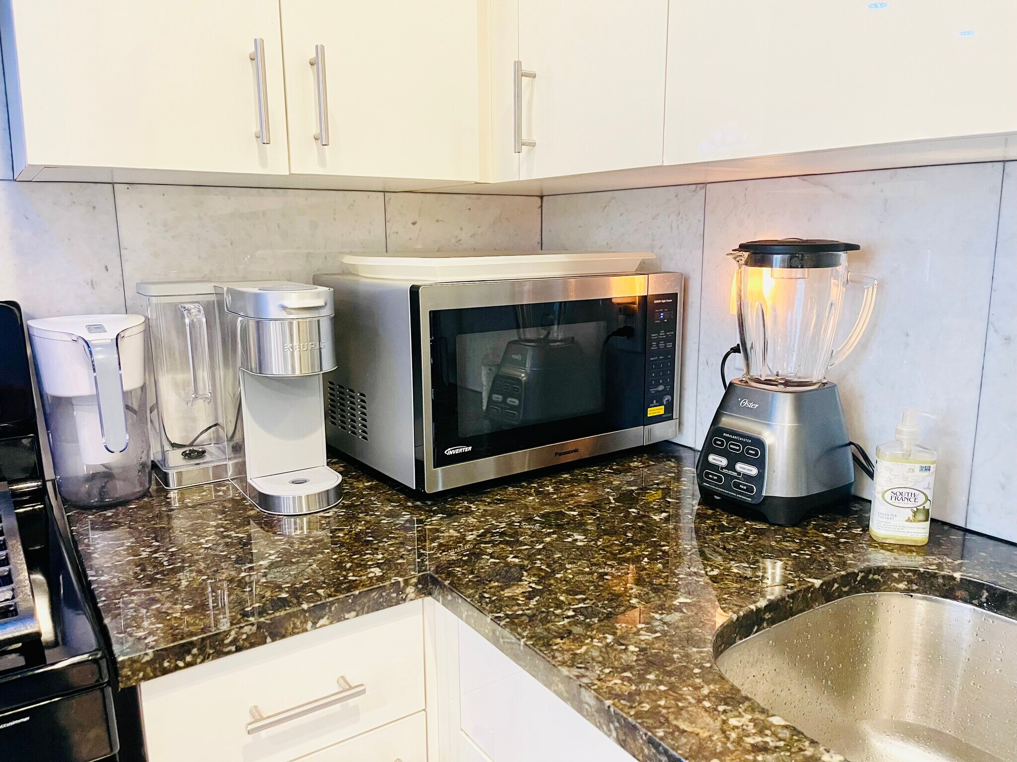 Full kitchen, including microwave, coffee machine and blender - 838 41st St