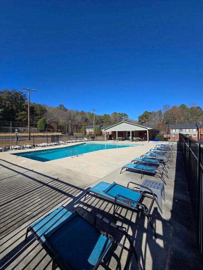 Building Photo - 2 bedroom 1.5 bath condo now available for rent in Dalton, Ga