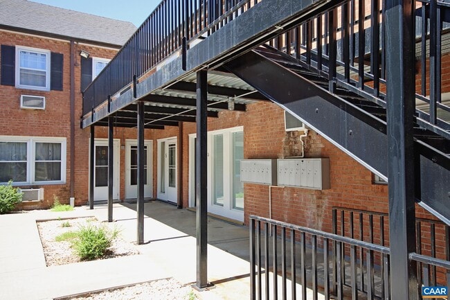 Building Photo - 2114 Ivy Rd