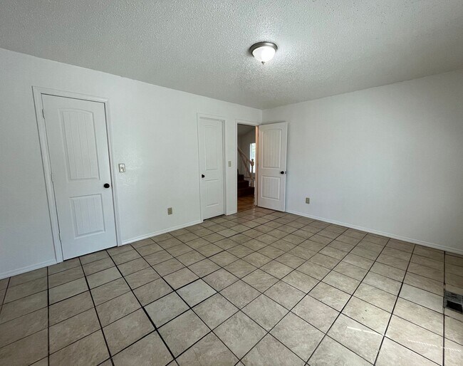 Building Photo - 4313 S Maplewood Ave