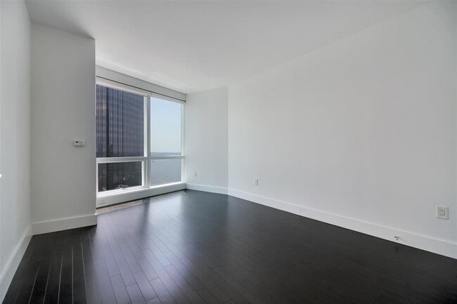 Building Photo - 77 Hudson St