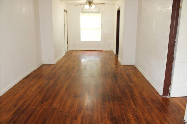 Building Photo - This is a 1 bedroom - 1 bathroom duplex in...
