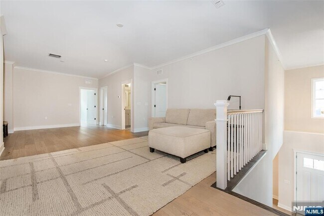 Building Photo - 37 Hillandale Dr