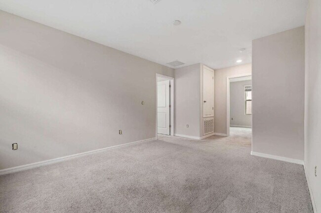 Building Photo - "Spacious 5-Bedroom Retreat in Tampa with 2.5 Baths and 2,215 Sq Ft of Comfort!"