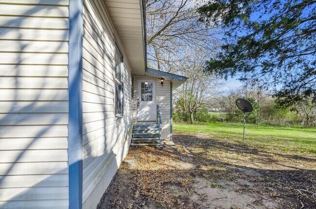 Building Photo - 472 E Main St