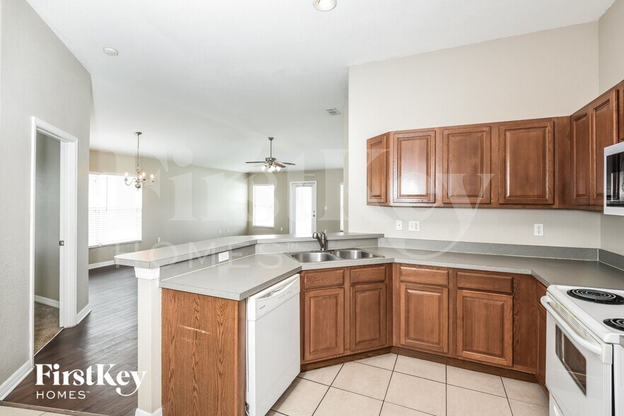 Building Photo - 5455 Oro Valley Rd