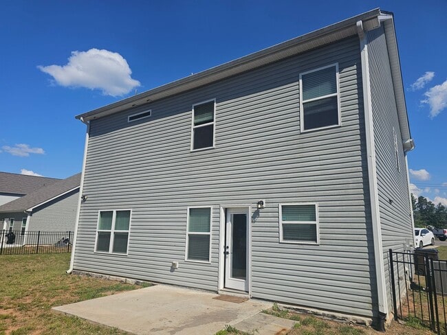 Building Photo - Like New- Immaculate 2-Story Home w/ 3 Bedroom 2.5 Bath with Loft Area.