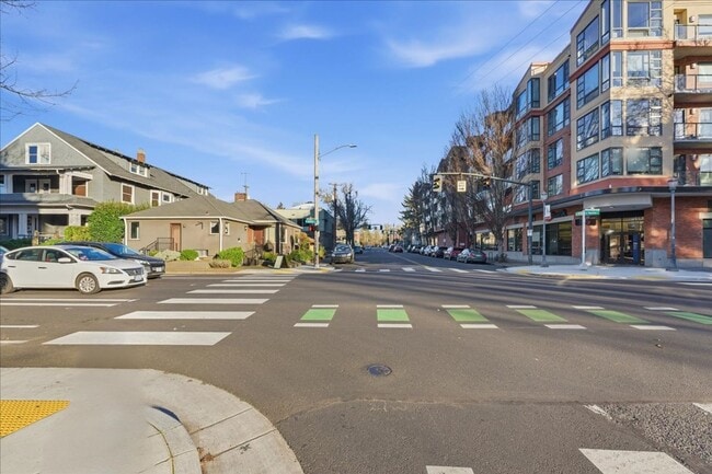 Building Photo - 1611 NE 16th Ave