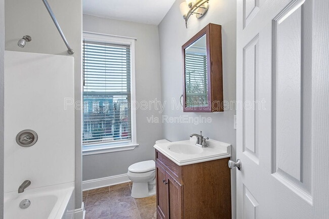 Building Photo - 2122 E Marshall St