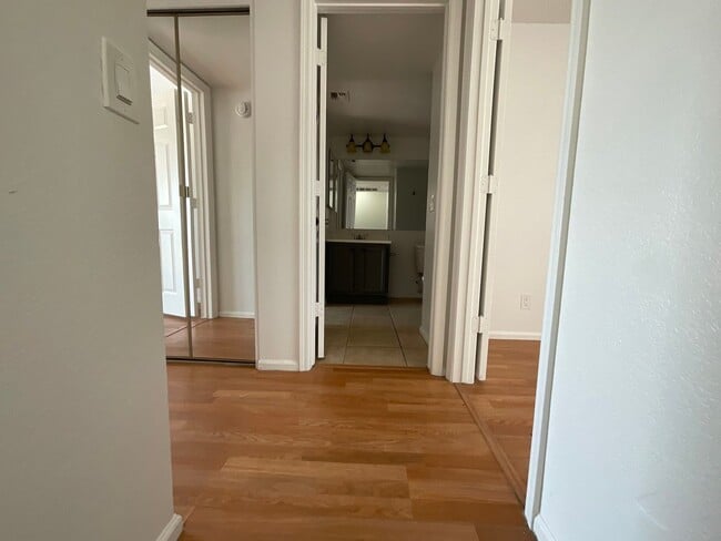 Building Photo - Townhome - newly remodeled kitchen - priva...