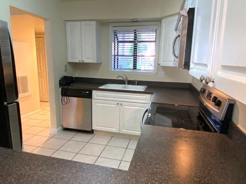Spacious Kitchen - 940 Douglas Ave