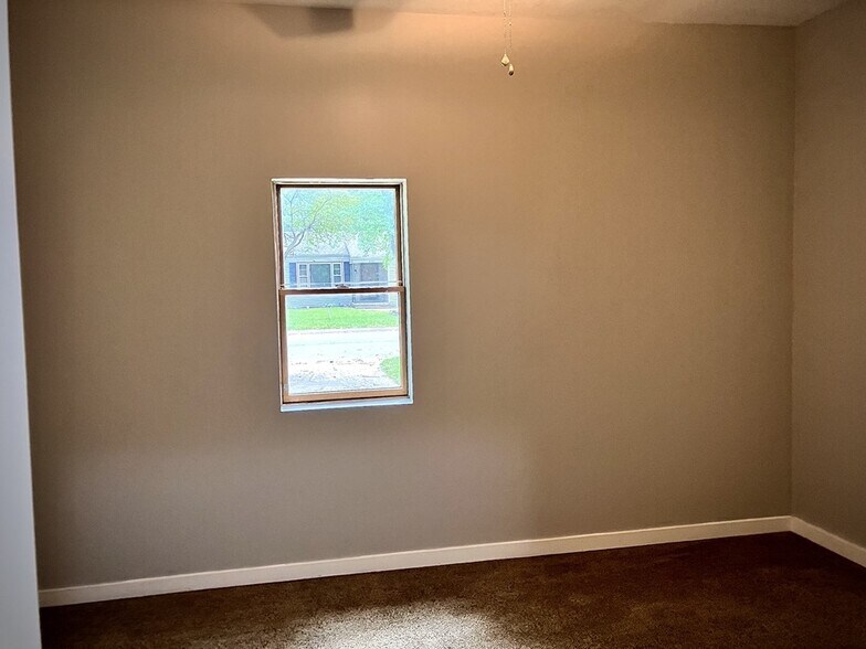 Building Photo - 338 W 4th St