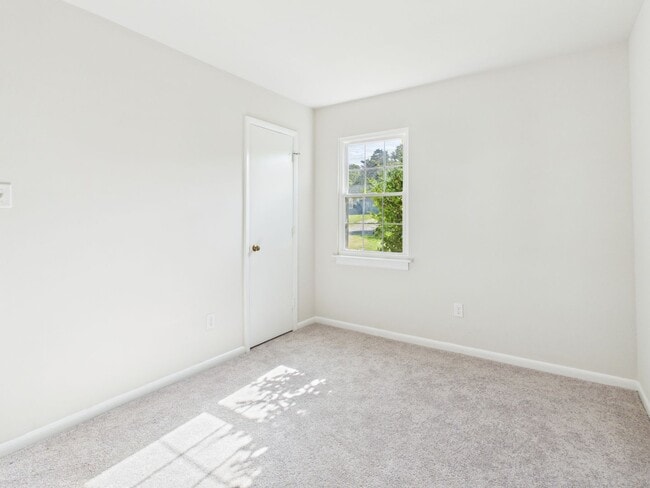 Building Photo - 2336 Sara Ln