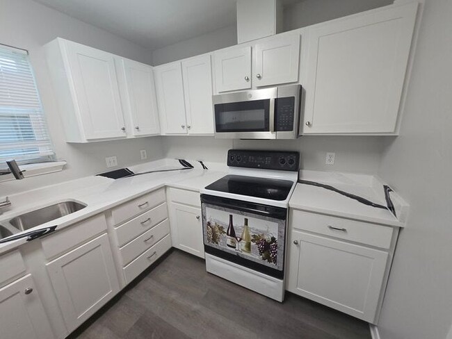 Building Photo - 3221 Dreeben Dr