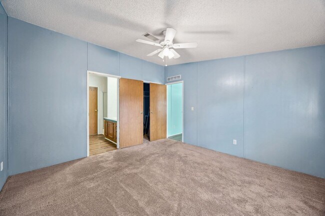Building Photo - Spacious 3/2 Home on Nearly an Acre in Fer...