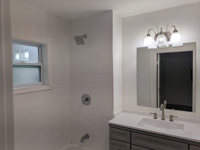 1 bed 1 bath - Bathroom - 3511 N 12th St