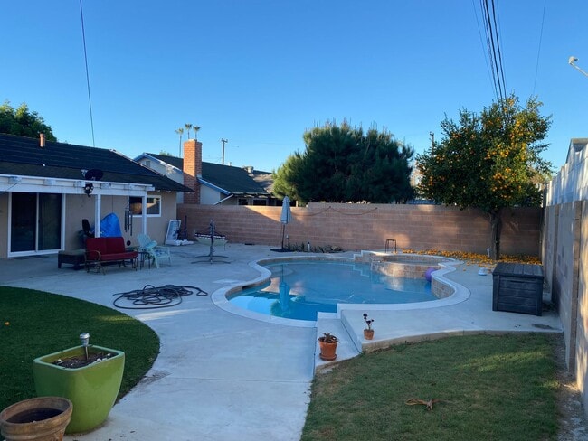 Building Photo - Beautiful 3 bedroom home with pool in Fountain Valley