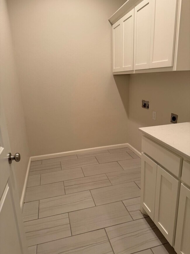 Building Photo - 3 Bed 2 bath with an office in The Enclave