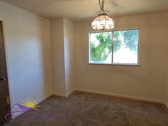 Building Photo - Condo in South Natomas, 2 Bed 2 Bath 840 sqft