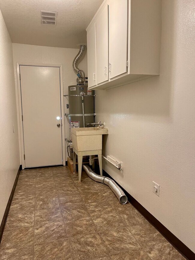 Building Photo - 4 bedroom home in convenient location on Alta Mesa Dr.