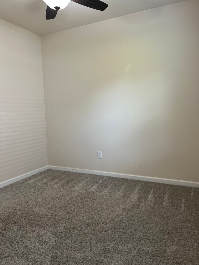 Building Photo - AMAZING LOCATION, Fantastic 4 Bed Home, In...