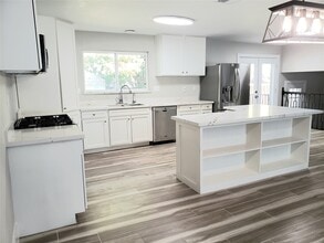 Building Photo - 3922 Green Crest Dr