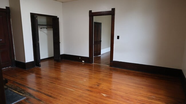Building Photo - 302 E 8th St SW