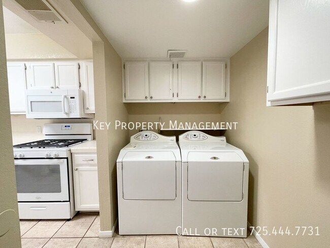 Building Photo - 3 BEDROOM 3 BATH TOWNHOME IN HENDERSON NEA...