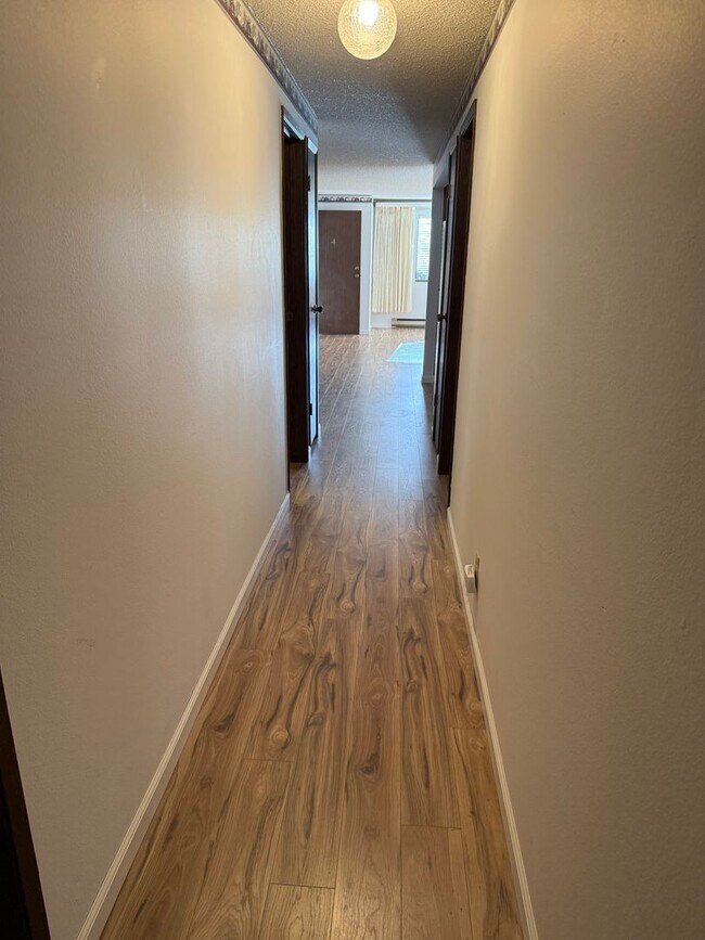 Building Photo - Swanky Retro Living in the Heart of North Everett!