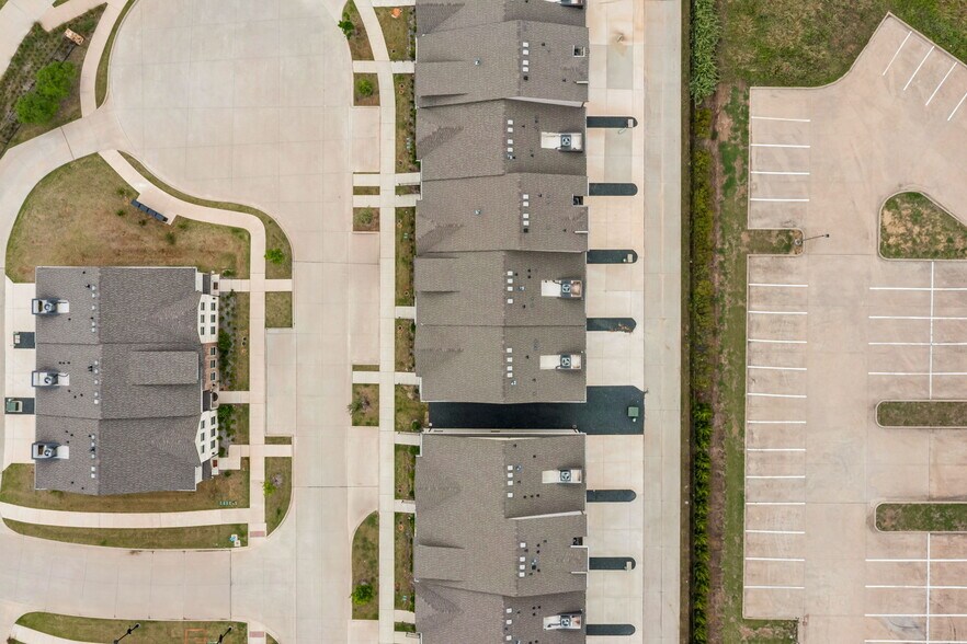 Building Photo - 2215 Adena Springs Dr