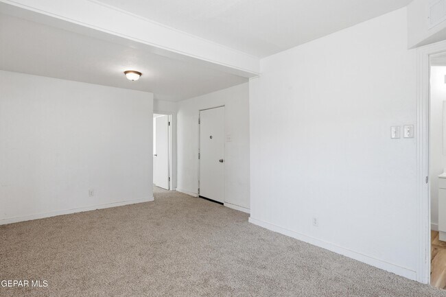 Building Photo - 8929 Robert Dr