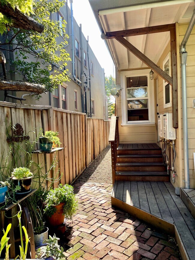 Building Photo - 482 38th St