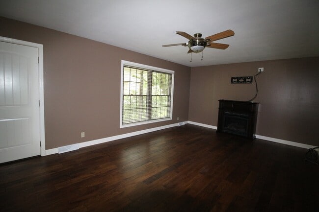 Building Photo - 133 Youngridge Dr