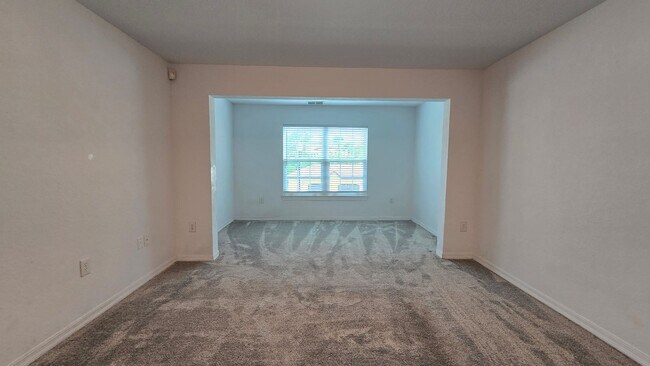 Building Photo - Spacious 2 Bed, 2 Bath Condo in Gated Comm...