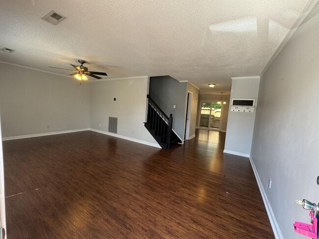 Building Photo - 2700 Thackery Rd