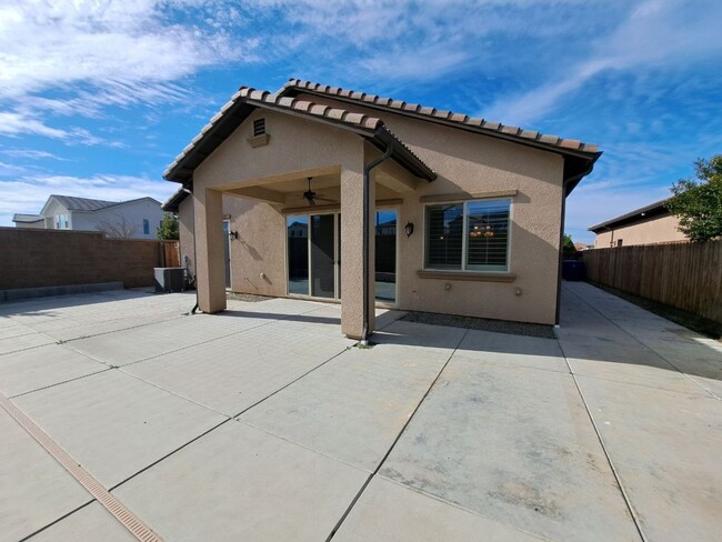 Building Photo - Beautiful 4 Bedroom Home In Clovis!