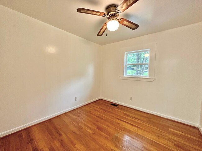 Building Photo - 2401 Woodleaf Dr