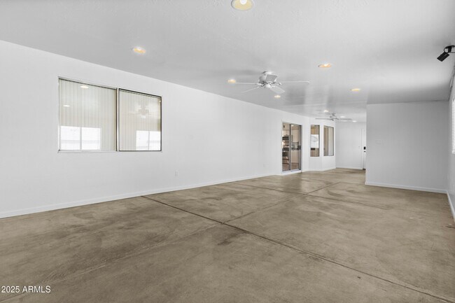 Building Photo - 2442 E Diamond Ave