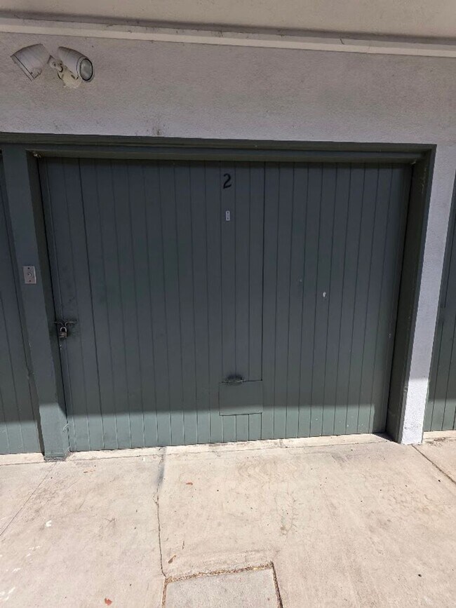 Building Photo - UPPER 1BD/1BA CONDO WITH GARAGE AND COMMON...