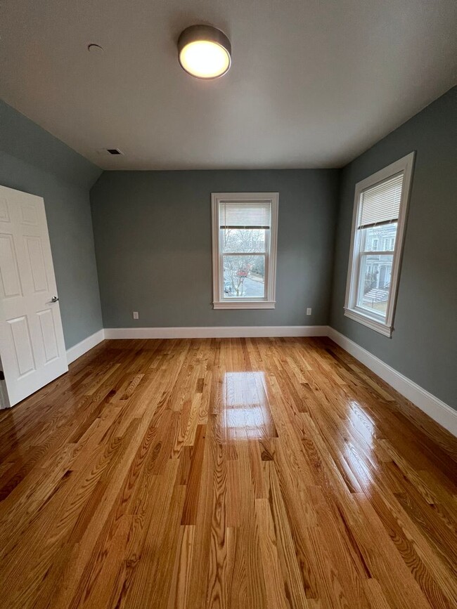 Building Photo - Large 2 Bedrooms Plus a Bonus Room. 2 Full...