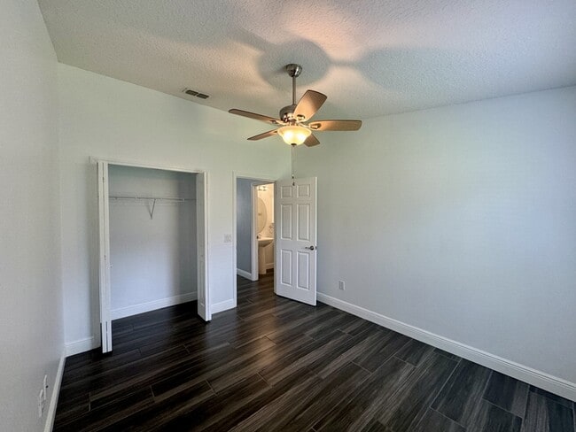 Building Photo - 11056 Dawnview Ln
