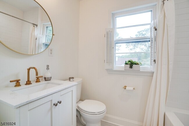 Building Photo - 304 Forest Dr S